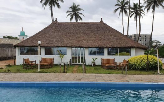 BELLE DEMEURE EN BORDURE DE MER SUR 3500 M2 A CÉDER