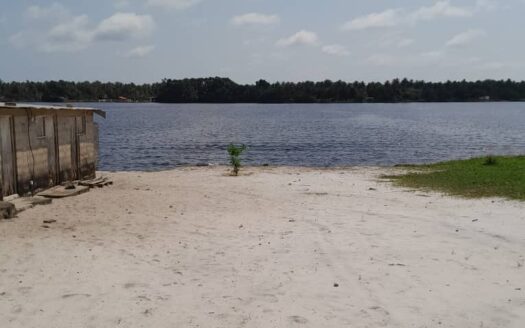 ASSINIE KM 14 , 1744 M2 pieds dans l&rsquo;eau à vendre