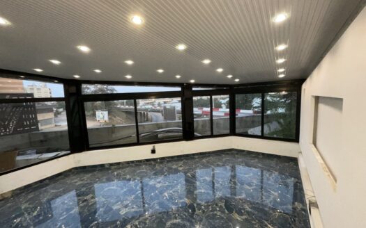 À Louer : Bureaux de 150 m² entièrement rénovés avec vue sur la lagune.