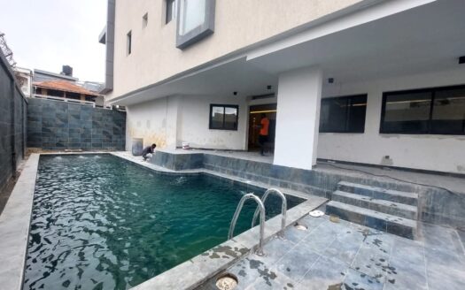 Appartement 04 pièces plus 01 chambre de service dans un nouvel immeuble.