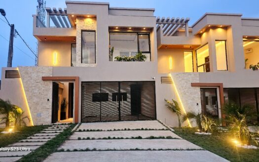 MAGNIFIQUE VILLA TRIPLEX DE 8 PIÈCES AVEC PISCINE ET JARDIN À LA RIVIERA ABATTA RÉSIDENTIEL