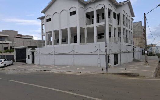 VILLA DUPLEX MODERNE DE 13 PIÈCES