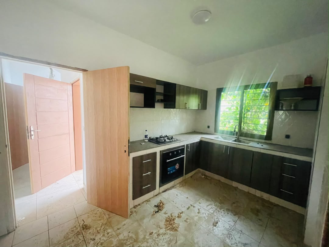 VILLA DUPLEX 7 PIÈCES SITUÉ SUR LA ROUTE DE BASSAM CITÉ SIPIM A 15 MINUTES DE L’AÉROPORT — photo 4