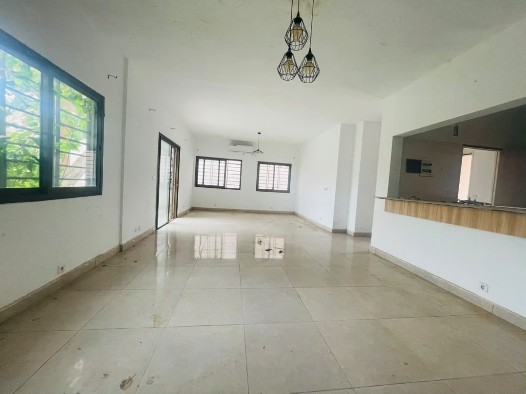 VILLA DUPLEX 7 PIÈCES SITUÉ SUR LA ROUTE DE BASSAM CITÉ SIPIM A 15 MINUTES DE L’AÉROPORT — photo 3