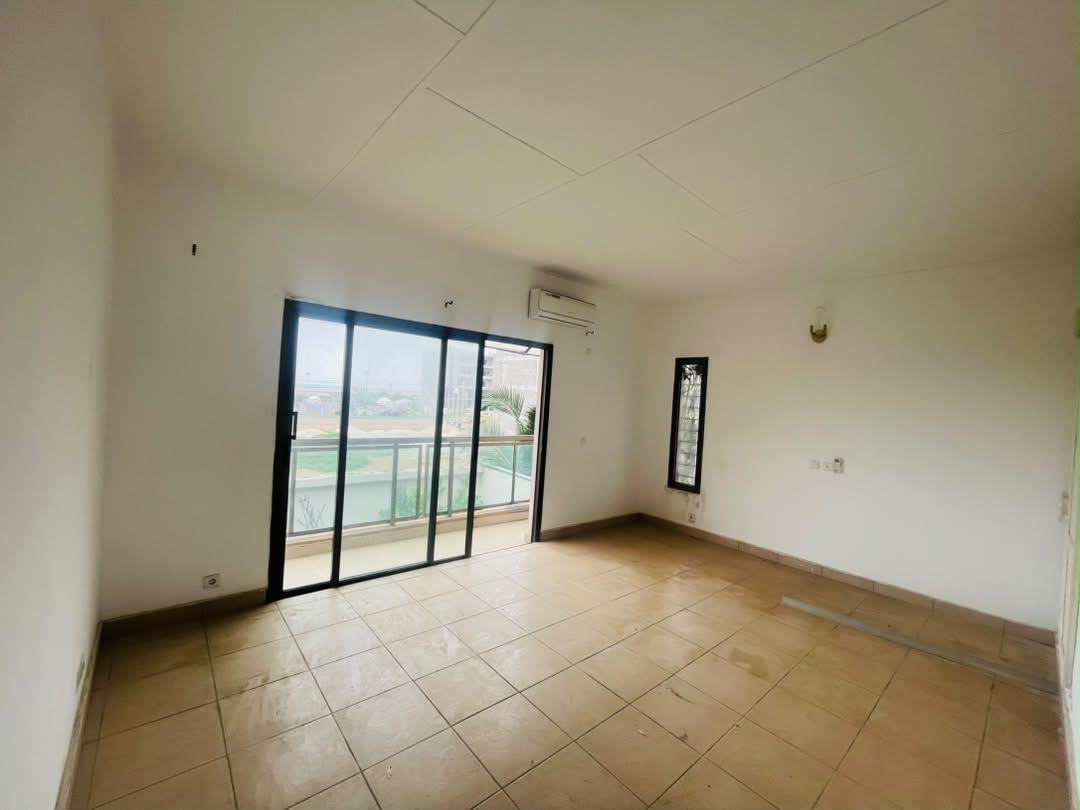 VILLA DUPLEX 7 PIÈCES SITUÉ SUR LA ROUTE DE BASSAM CITÉ SIPIM A 15 MINUTES DE L’AÉROPORT — photo 5