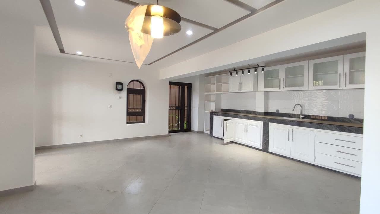 VILLA DUPLEX MODERNE DE 8 PIÈCES AVEC PISCINE — photo 2