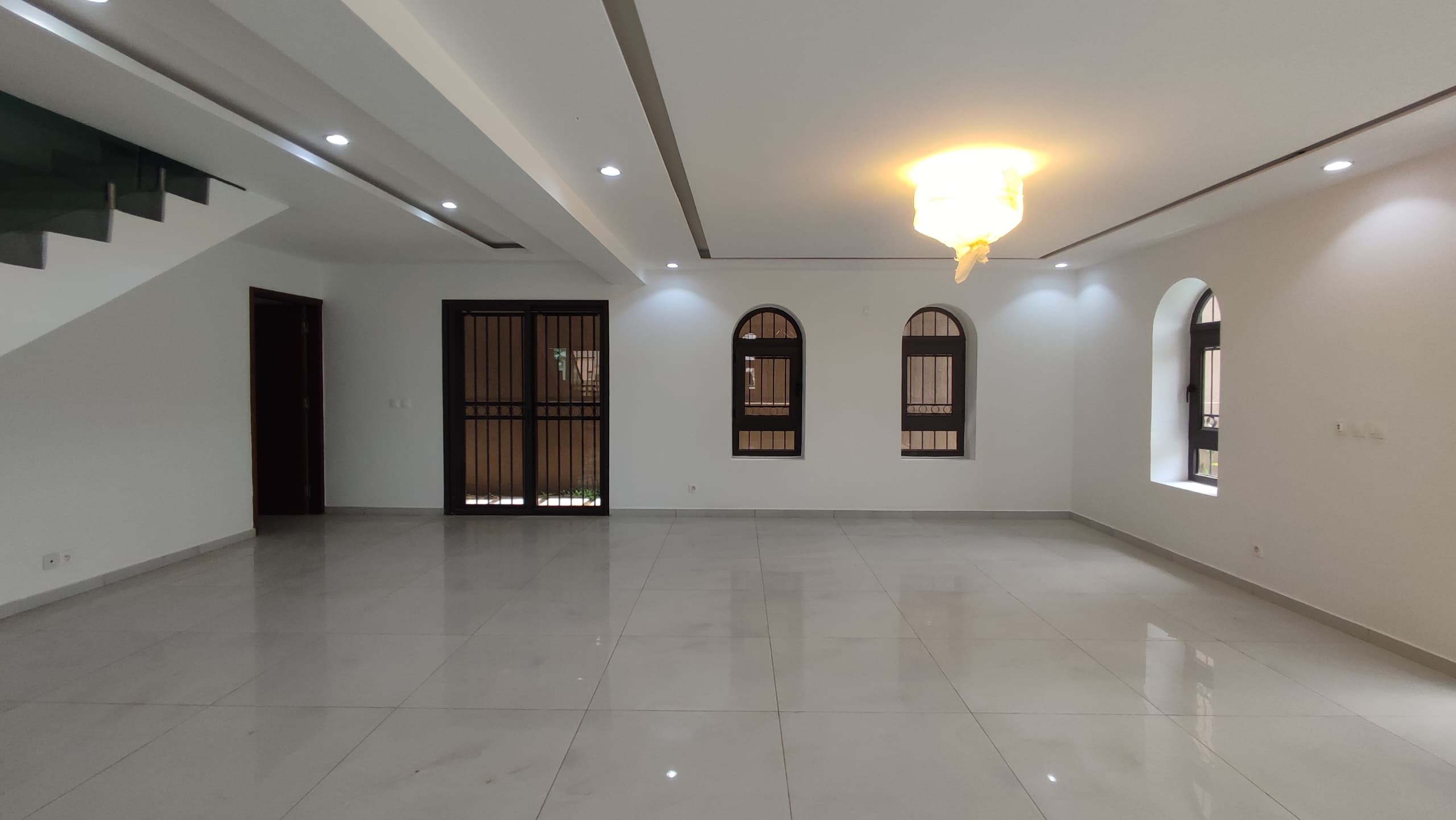 VILLA DUPLEX MODERNE DE 8 PIÈCES AVEC PISCINE — photo 4