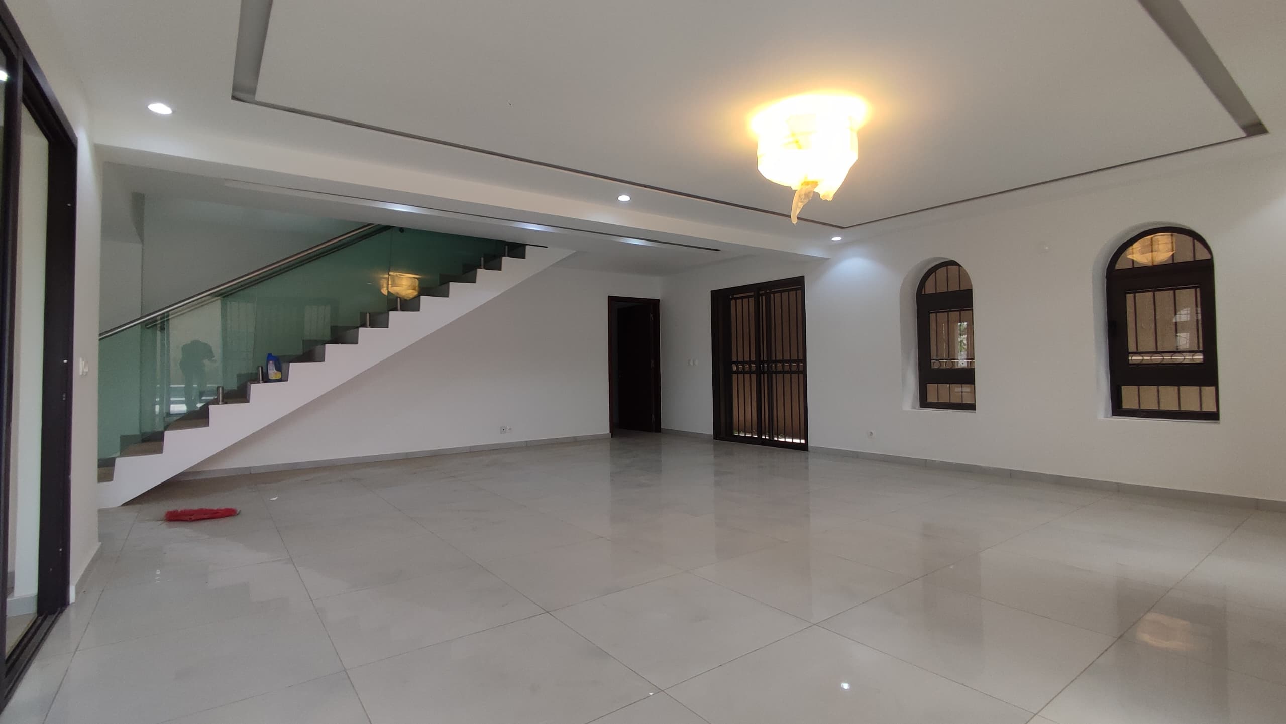VILLA DUPLEX MODERNE DE 8 PIÈCES AVEC PISCINE — photo 5