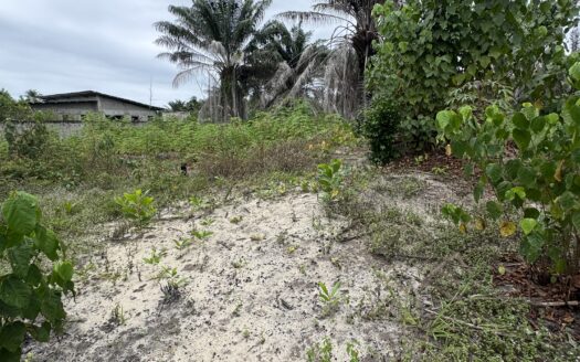 En vente terrain 1090m2 Acd  bordure lac brakré à la baie des milliardaires